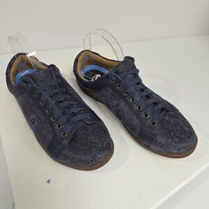 Comfortiva Leather Shoes Women Size 11W Blue Low Casual Comfort Walking Sneakers